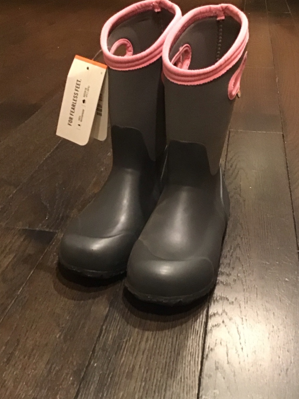 NWT Bogs Girl’s Black and Gray with pink trim. Size 2.